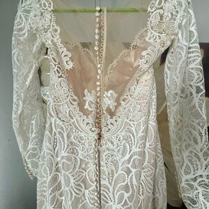 Elegant Lace Wedding Dress in Cream